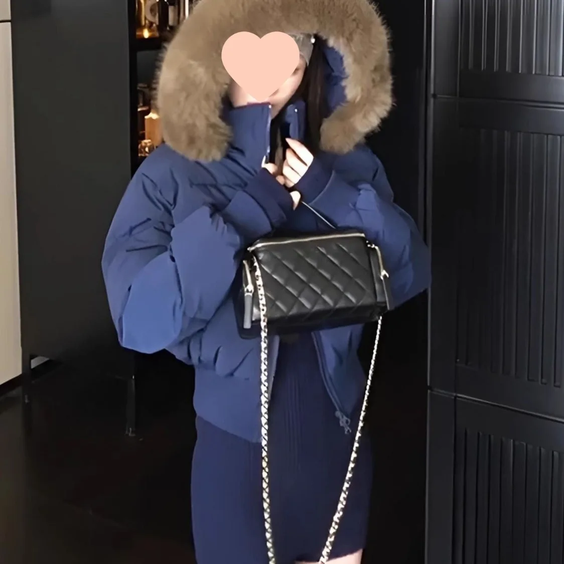 Удлиненные женские пуховики в готическом стиле, вдохновленные панк-эстетикой, для дерзкого образа, альтернативной моды и субкультурной стилистики.
Удлиненные женские пуховики в готическом стиле, вдохновленные панк-эстетикой, для дерзкого образа, альтернативной моды и субкультурной стилистики.