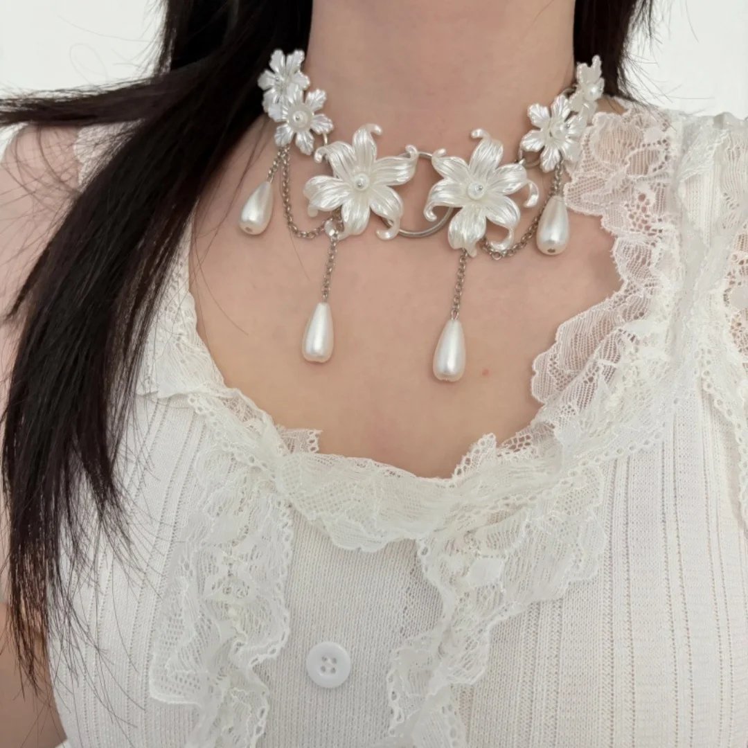 DUTRIEUX French Elegance Style White Flower Butterfly Pearl Tassel Lockbone Chain Necklace Women's Light luxury Exquisite Choker
DUTRIEUX French Elegance Style White Flower Butterfly Pearl Tassel Lockbone Chain Necklace Women's Light luxury Exquisite Choker