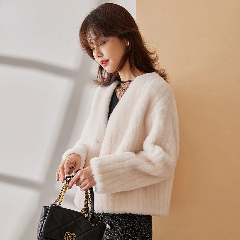 Fashion Woman 2023 Winter New Fur Coats Ladies Loose Casual Wool Outwear Female Casual Thick Warm Sheep Shearing Jacket Z131
Fashion Woman 2023 Winter New Fur Coats Ladies Loose Casual Wool Outwear Female Casual Thick Warm Sheep Shearing Jacket Z131