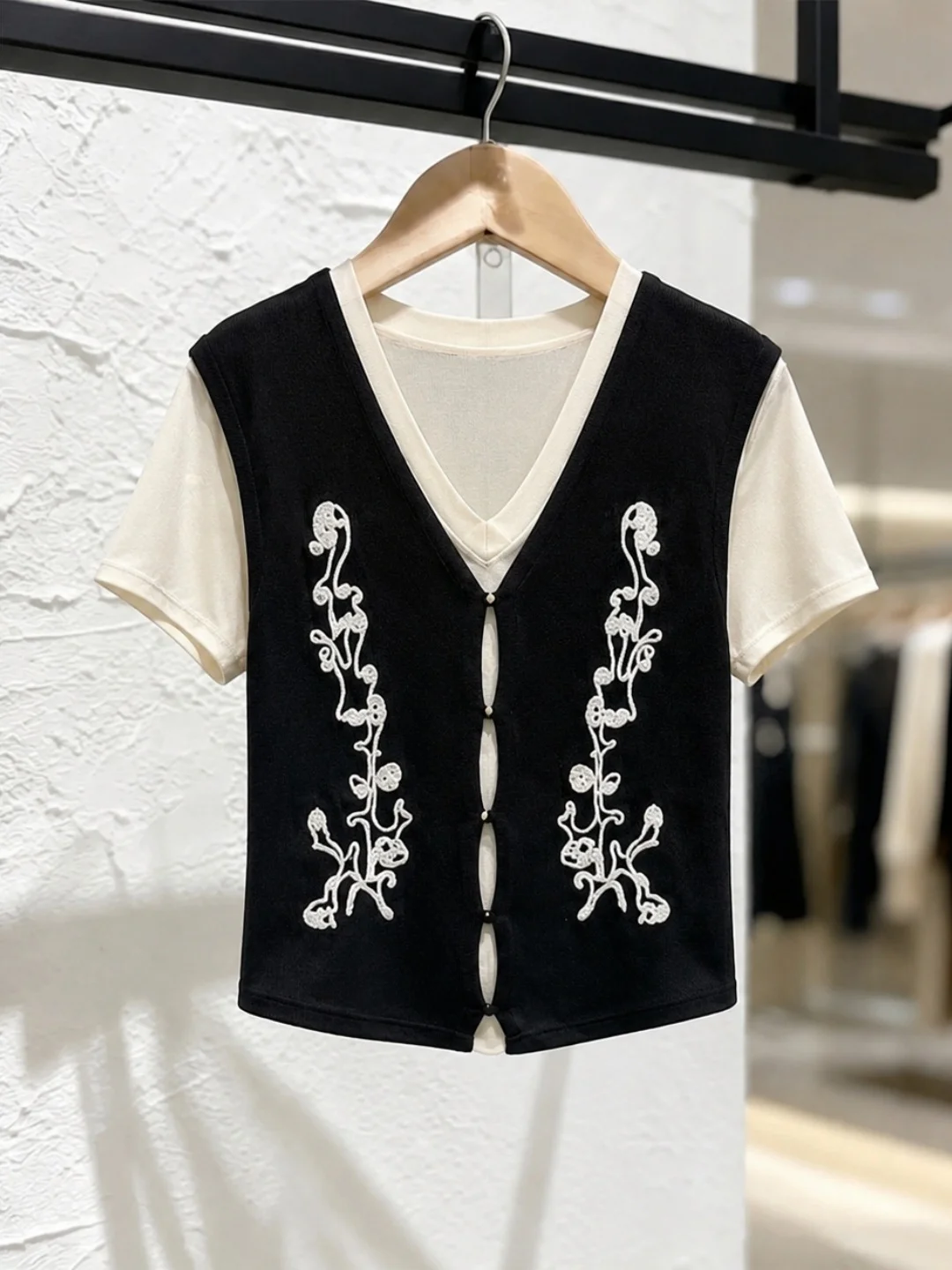Elegant Ice Silk Knitted Short Sleeve Top Women's Fashionable Versatile Color Commute Style Summer 2026 Knitwear
Elegant Ice Silk Knitted Short Sleeve Top Women's Fashionable Versatile Color Commute Style Summer 2026 Knitwear