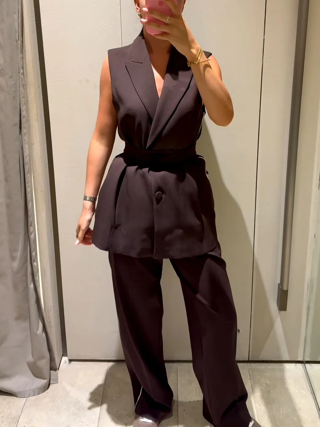 Офисный женский однотонный женский костюм с v-образным вырезом и поясом, однобортный жилет, длинные прямые свободные брюки, новая мода, осенние комплекты 2025 г.
Офисный женский однотонный женский костюм с v-образным вырезом и поясом, однобортный жилет, длинные прямые свободные брюки, новая мода, осенние комплекты 2025 г.