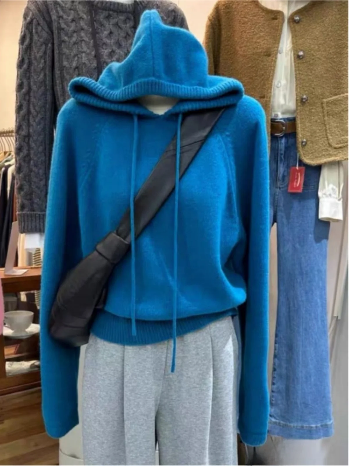 Klein Blue Hooded Knitted Sweater Hangzhou Four Seasons Red Women's Clothing Guangzhou Thirteenth Factory Autumn Winter Knitwear
Klein Blue Hooded Knitted Sweater Hangzhou Four Seasons Red Women's Clothing Guangzhou Thirteenth Factory Autumn Winter Knitwear
