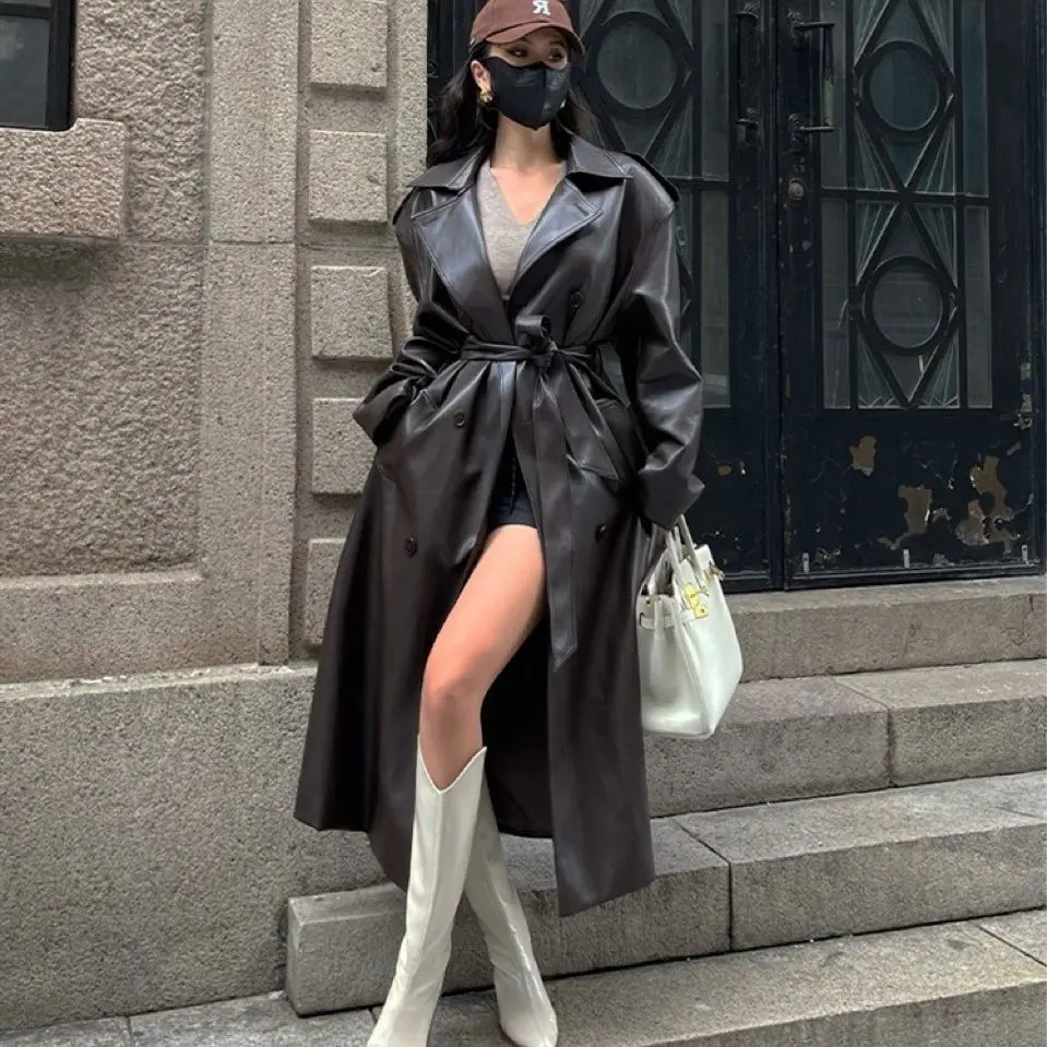 Длинный кожаный плащ большого размера для женщин, свободный крой с длинными рукавами и лацканами, осенняя стильная черная женская одежда, уличная одежда
Длинный кожаный плащ большого размера для женщин, свободный крой с длинными рукавами и лацканами, осенняя стильная черная женская одежда, уличная одежда