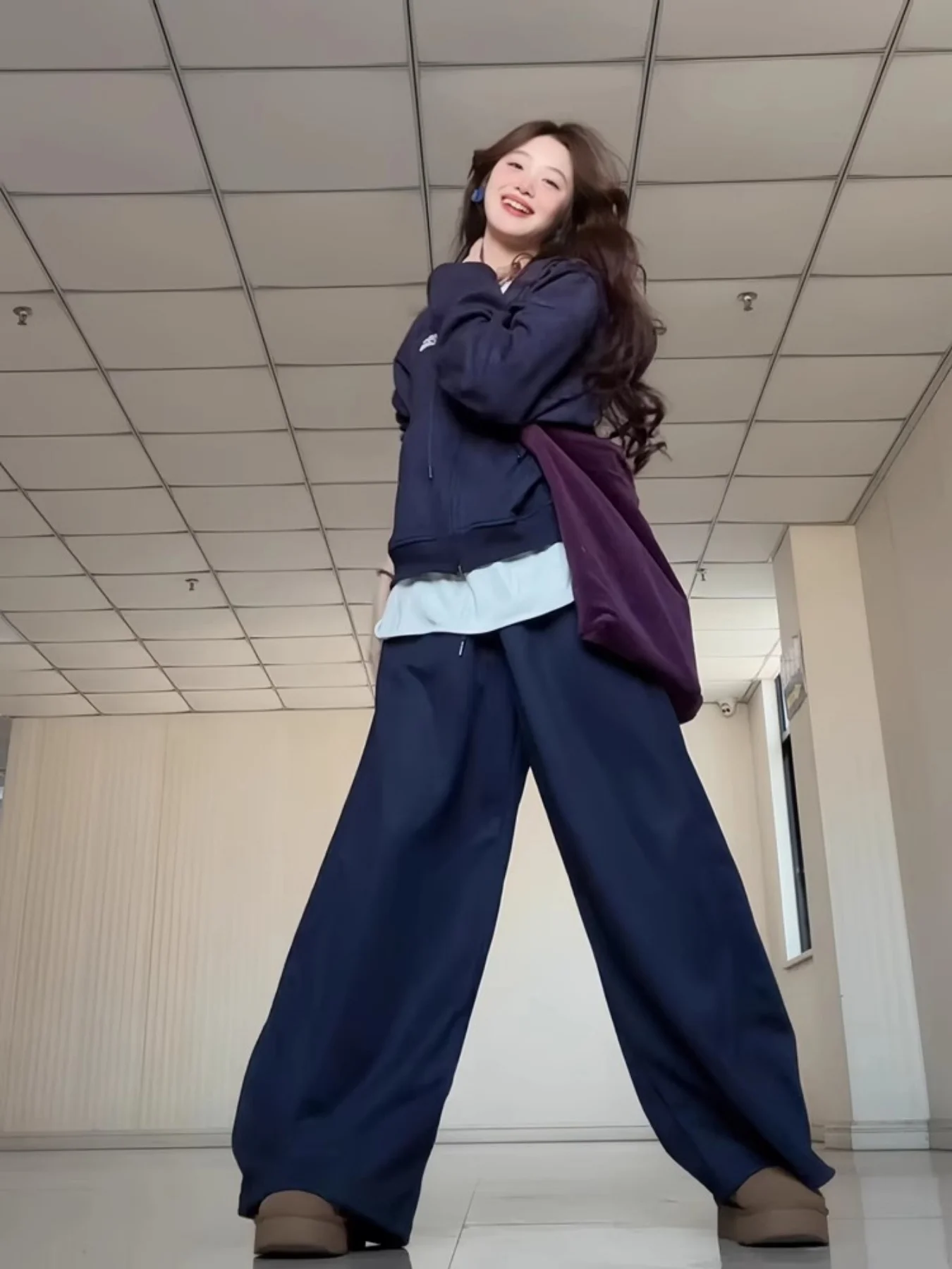 Осенне-зимний спортивный повседневный костюм для женщин, свободный крой, стройнящий, в стиле «ленивый шик», для миниатюрных фигур, с капюшоном, на флисовой подкладке, комплект из двух предметов: кардиган и брюки, повседневный, универсальный, утепленный на
Осенне-зимний спортивный повседневный костюм для женщин, свободный крой, стройнящий, в стиле «ленивый шик», для миниатюрных фигур, с капюшоном, на флисовой подкладке, комплект из двух предметов: кардиган и брюки, повседневный, универсальный, утепленный на