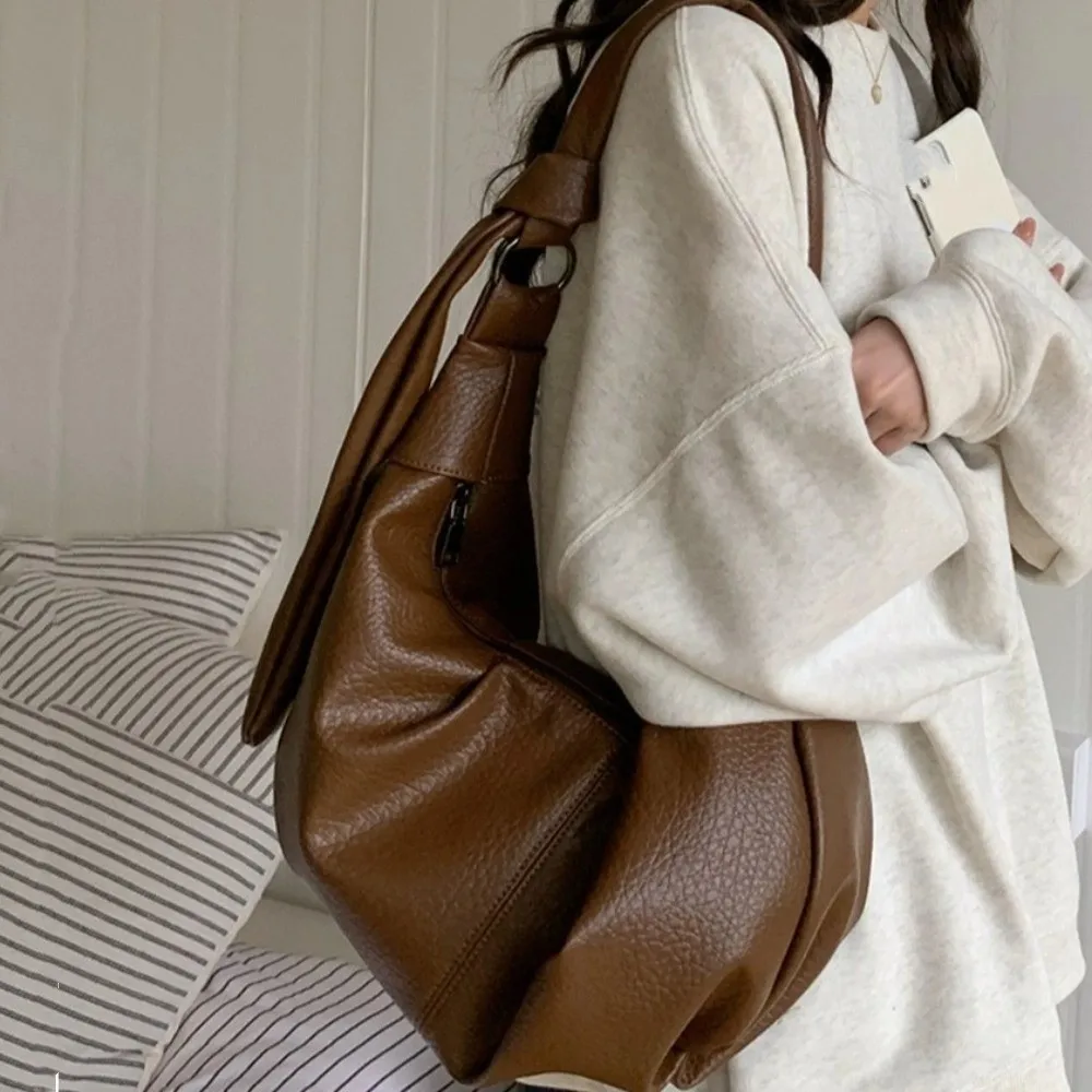 Soft Leather Croissant Crossbody Bag Commuting Vintage Dumplings Shoulder Bag Large Capacity Solid Color Pleated Hobos Bag 
Soft Leather Croissant Crossbody Bag Commuting Vintage Dumplings Shoulder Bag Large Capacity Solid Color Pleated Hobos Bag