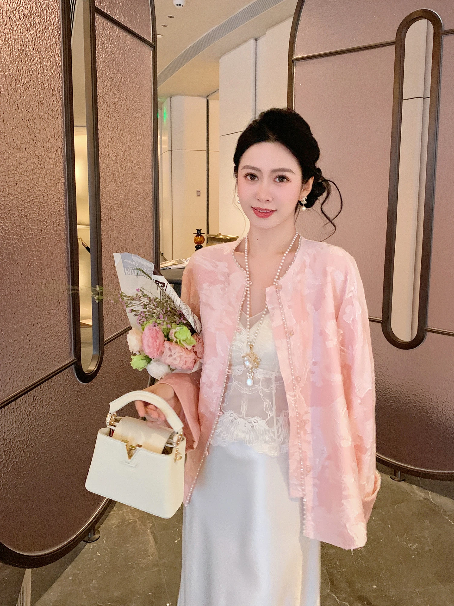 Slimming Effectiveness Chinese Style Embroidered Loose Long Sleeve Thin Design Sense Outerwear Women's Fashion Spring Season
Slimming Effectiveness Chinese Style Embroidered Loose Long Sleeve Thin Design Sense Outerwear Women's Fashion Spring Season