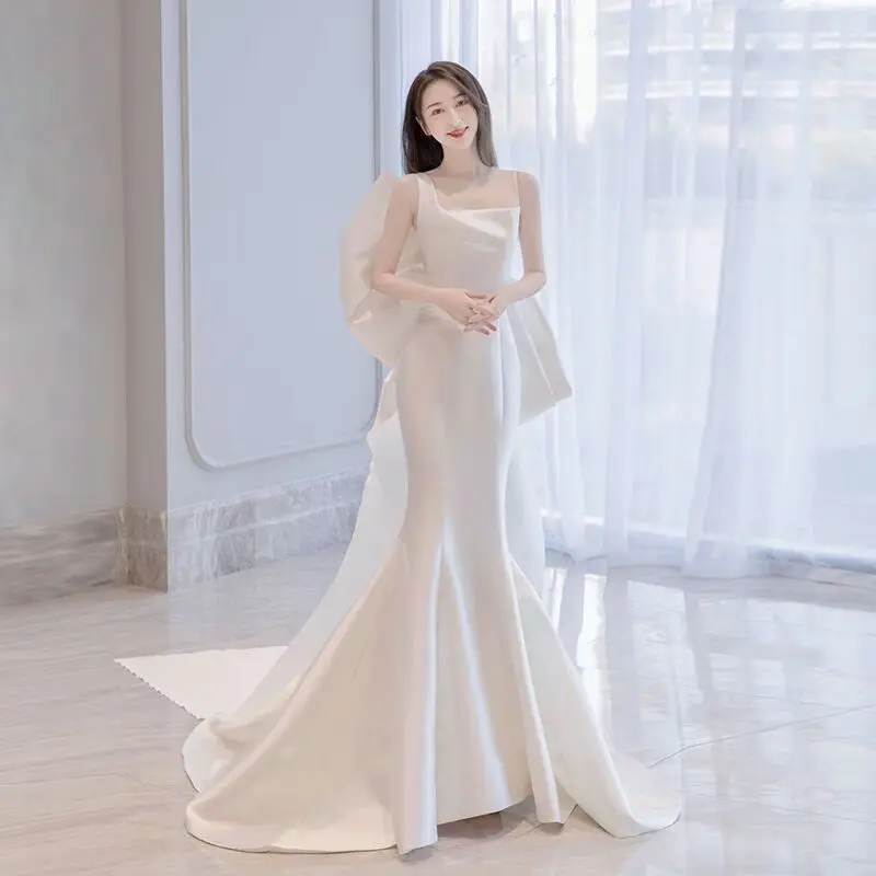Elegant Fish-Tail Satin Wedding Dress 2023 New out Door Studio Sweet Style Deep V Neck Line Sleeve Less Bridal Gown
Elegant Fish-Tail Satin Wedding Dress 2023 New out Door Studio Sweet Style Deep V Neck Line Sleeve Less Bridal Gown