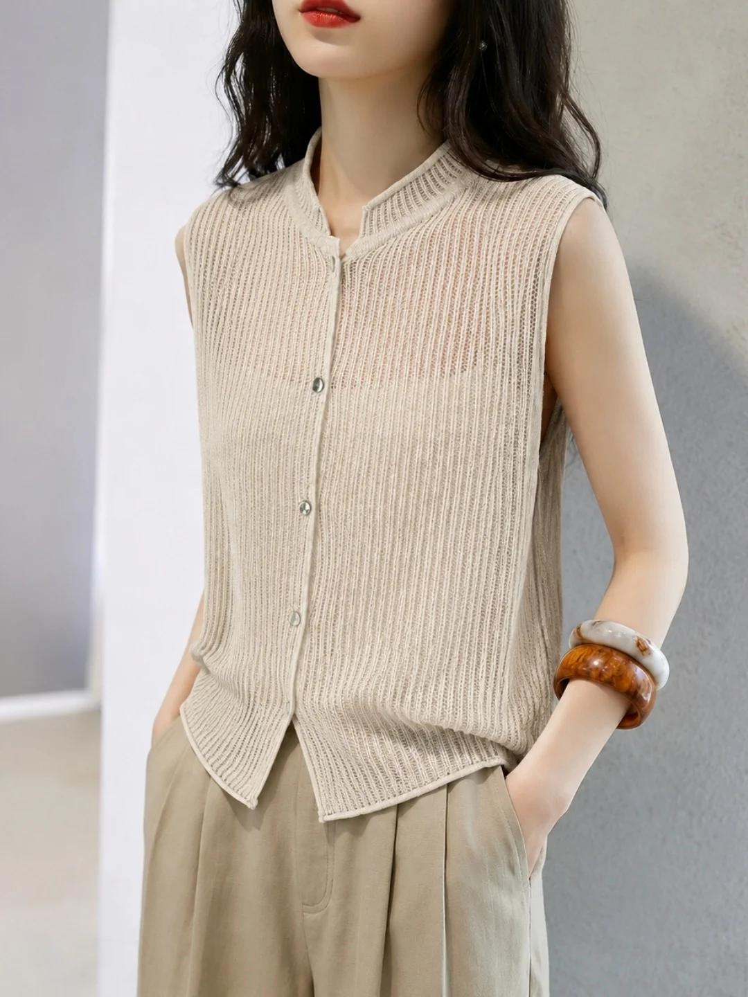 Silk Knitted Ice Silk Single Button Women's Top Sleeveless Pure Color Versatile Summer 2026 Fashion Design Knitwear
Silk Knitted Ice Silk Single Button Women's Top Sleeveless Pure Color Versatile Summer 2026 Fashion Design Knitwear