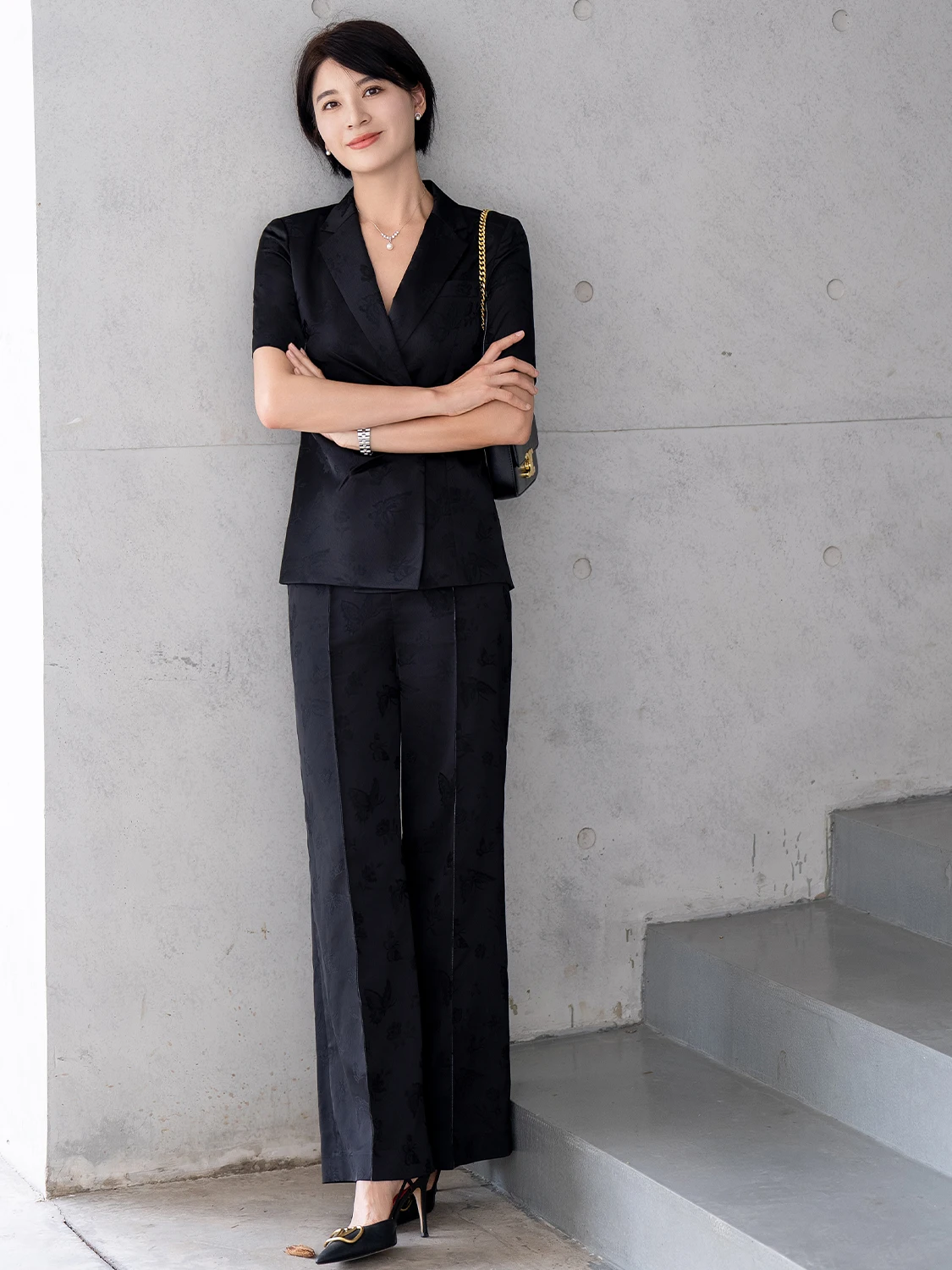 Черный женский костюм-двойка: брюки и пиджак, модный дизайн, высококачественная профессиональная одежда из полиэстера, короткий рукав, длинный...
Черный женский костюм-двойка: брюки и пиджак, модный дизайн, высококачественная профессиональная одежда из полиэстера, короткий рукав, длинный...