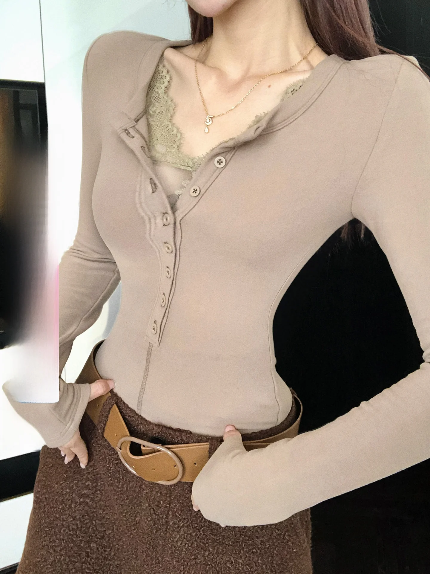 Elegant V-neck Long Sleeve Lace Base Shirt for Women Commute to Work Slim Fit Pure Desire Spring Flower Top
Elegant V-neck Long Sleeve Lace Base Shirt for Women Commute to Work Slim Fit Pure Desire Spring Flower Top