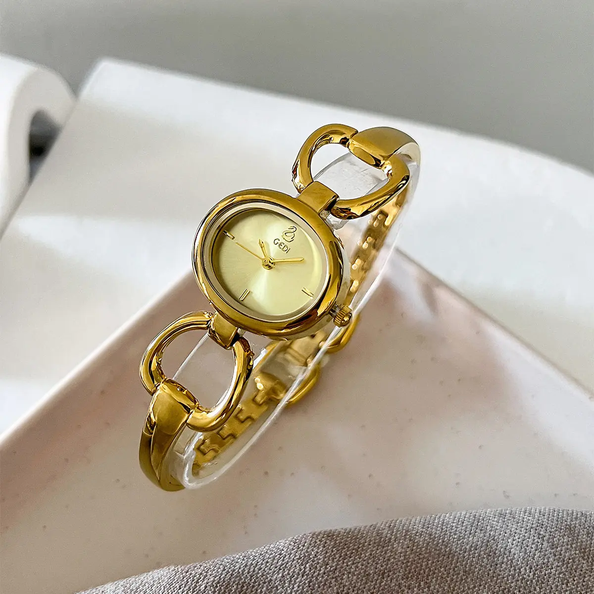 Новые женские часы 2026 года: стильный и универсальный дизайн овального браслета-полубраслета, легкие люксовые наручные часы, кварцевый механизм.
Новые женские часы 2026 года: стильный и универсальный дизайн овального браслета-полубраслета, легкие люксовые наручные часы, кварцевый механизм.