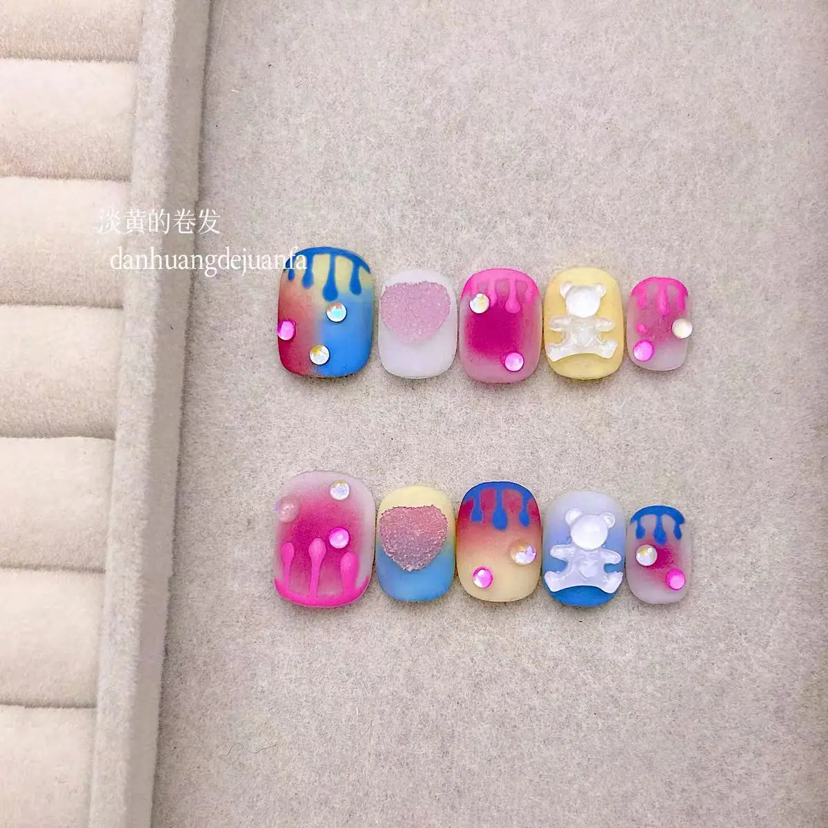 New Handmade Wearing Armor Cute Cartoon Color Dopamine Sugar Love Bear Nail Patch Acrylic Nails 3D Love Style Short Nail Art
New Handmade Wearing Armor Cute Cartoon Color Dopamine Sugar Love Bear Nail Patch Acrylic Nails 3D Love Style Short Nail Art