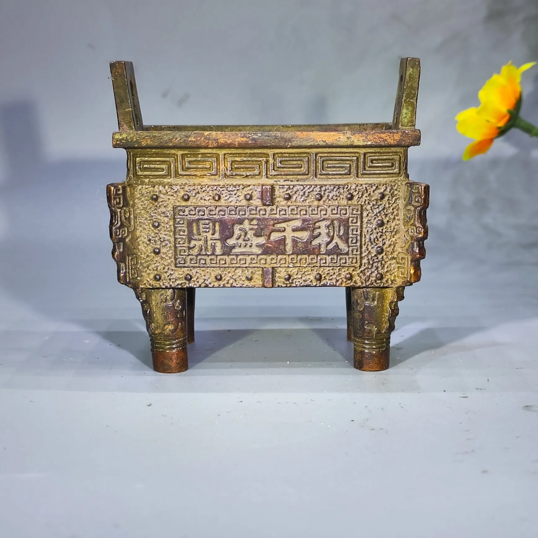 Old-fashioned square copper tripod, prosperous Qianqiu binaural incense burner ornament, home office home decoration
Old-fashioned square copper tripod, prosperous Qianqiu binaural incense burner ornament, home office home decoration