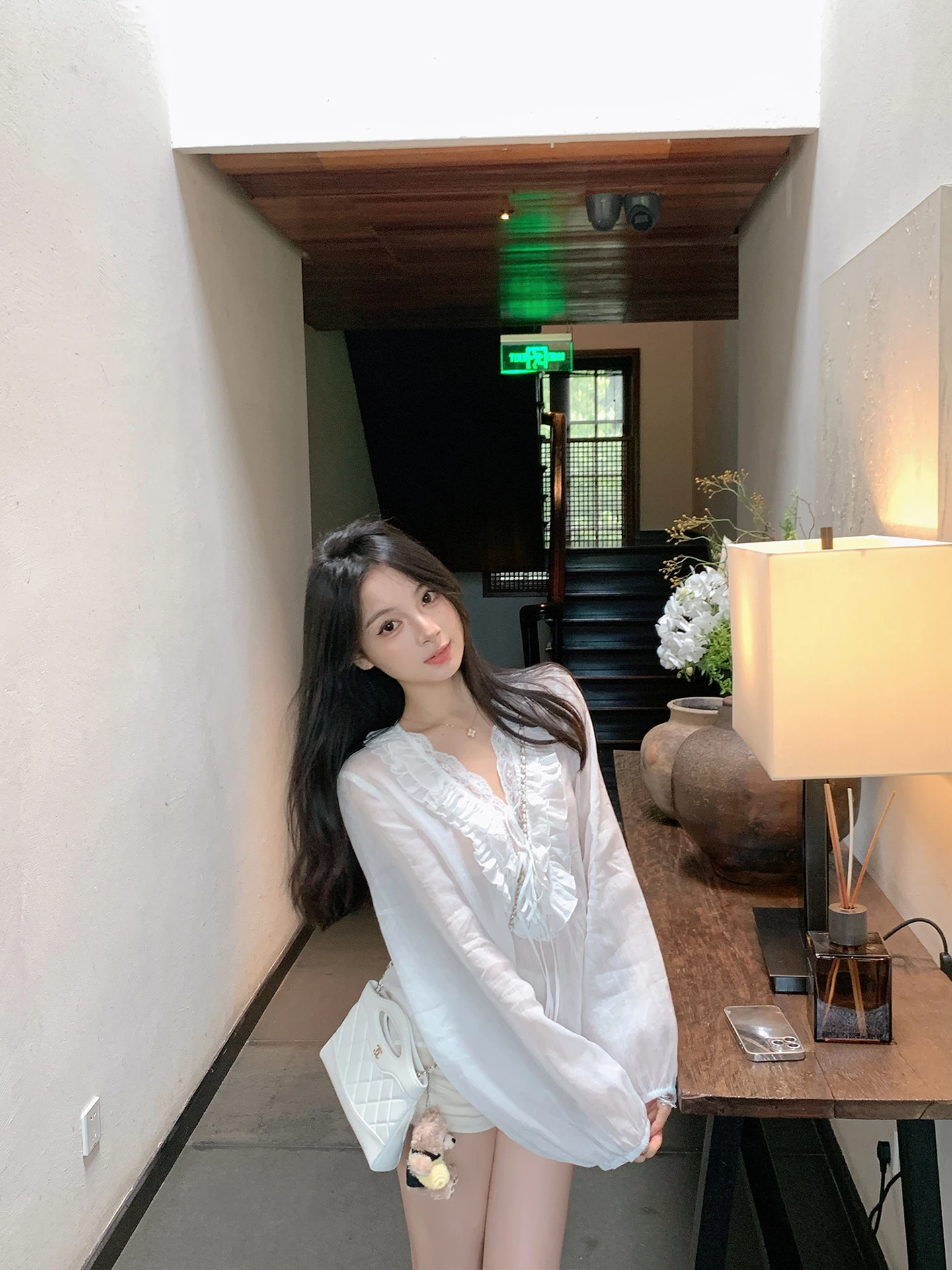 Белая льняная женская блузка с V-образным вырезом и кружевной отделкой, легкая, для ранней осени, с длинными рукавами, однотонная, женственная
Белая льняная женская блузка с V-образным вырезом и кружевной отделкой, легкая, для ранней осени, с длинными рукавами, однотонная, женственная