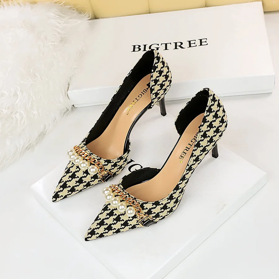 Women Pumps Korean Version High Heel Shallow Mouth Pointed Side Hollow Cloth Plaid Pearl Metal Chain Single Heels Platform Shoe
Women Pumps Korean Version High Heel Shallow Mouth Pointed Side Hollow Cloth Plaid Pearl Metal Chain Single Heels Platform Shoe