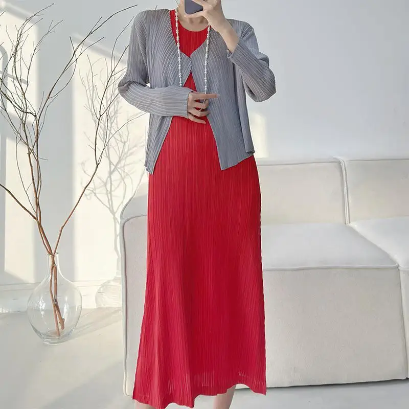 Woman Clothes new Miyake Pleated Straight Temperament Dress With Loose Base and High Neck Fashion Round Neck Sleeveless Dress
Woman Clothes new Miyake Pleated Straight Temperament Dress With Loose Base and High Neck Fashion Round Neck Sleeveless Dress