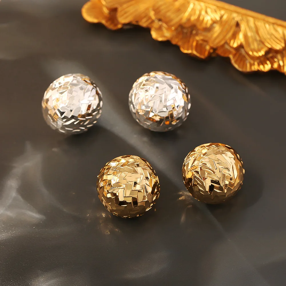 Stylish and exquisite semi-circle earrings, metal cold wind broken ice earrings, high-end and temperament earrings
Stylish and exquisite semi-circle earrings, metal cold wind broken ice earrings, high-end and temperament earrings