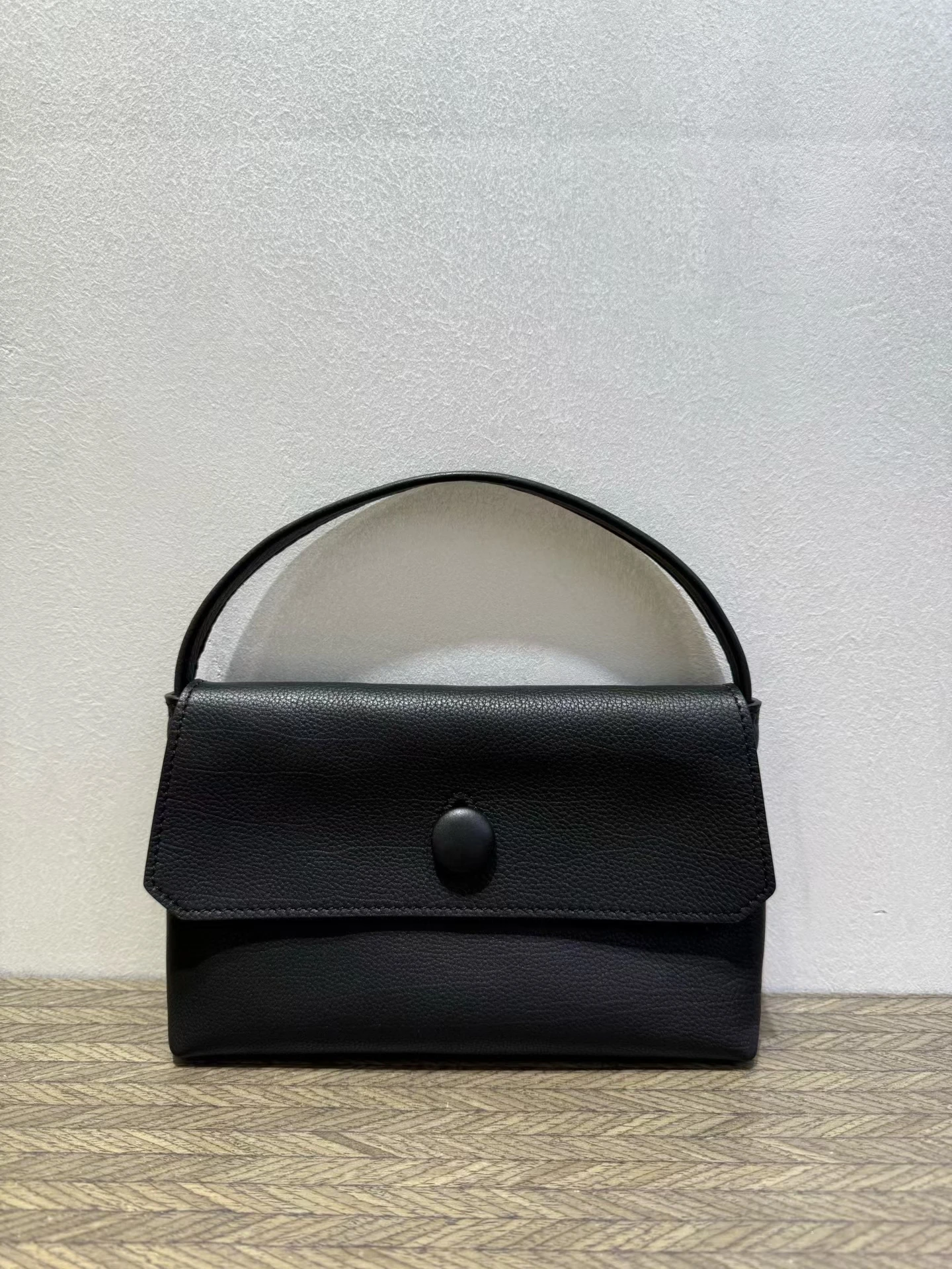 Маленькая кожаная сумка Briti Sle с пуговицами, роскошная ручная кладь, внутренняя кожаная сумка Camere, повседневная большая сумка для молодых людей
Маленькая кожаная сумка Briti Sle с пуговицами, роскошная ручная кладь, внутренняя кожаная сумка Camere, повседневная большая сумка для молодых людей