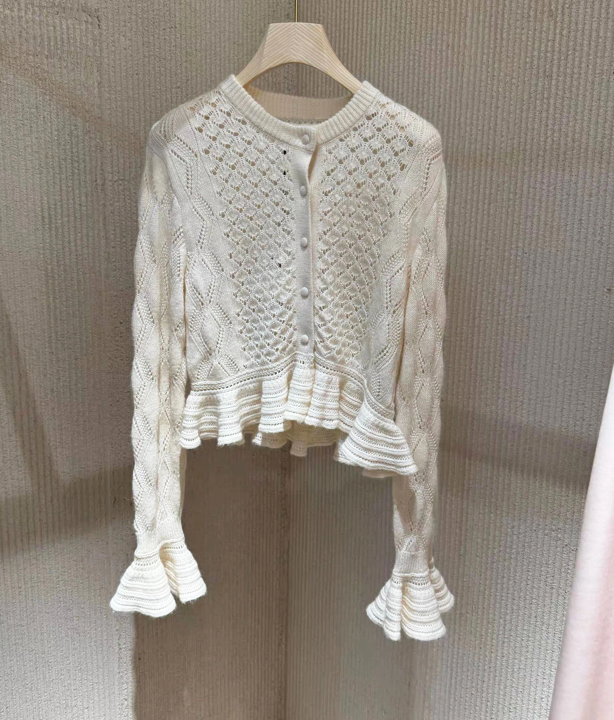 2025 New Autumn Wool Blended Hollow Out Cardigan Short Style Flare Sleeve Sweet Ruffles Knitted Tops
2025 New Autumn Wool Blended Hollow Out Cardigan Short Style Flare Sleeve Sweet Ruffles Knitted Tops