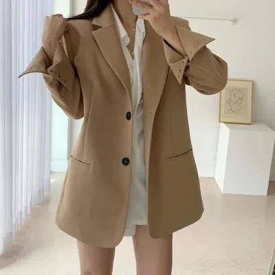 Шикарный корейский женский осенний винтажный пиджак с отложным воротником, длинными рукавами, свободного кроя, двубортный, с двумя карманами
Шикарный корейский женский осенний винтажный пиджак с отложным воротником, длинными рукавами, свободного кроя, двубортный, с двумя карманами