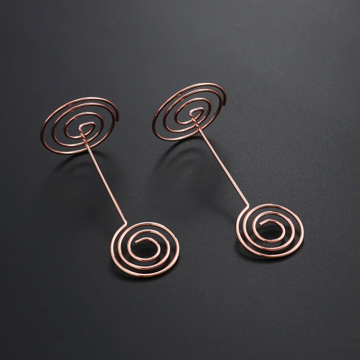 12Pcs Rose Gold Metal Photo Holder Clips Spiral Base Table Number Holders for Wedding Party Home Office Menu Cards Paper Notes
12Pcs Rose Gold Metal Photo Holder Clips Spiral Base Table Number Holders for Wedding Party Home Office Menu Cards Paper Notes