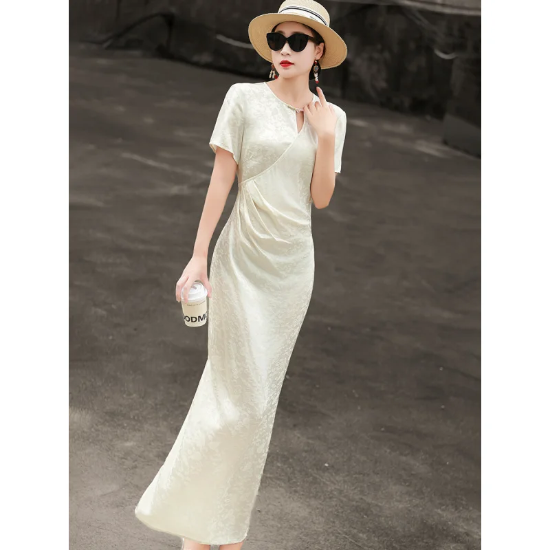 MEXCOCO 2026 New Summer Chinese Style Acetate Short Sleeve Hollow Neck Ruched Waist Slim Mermaid Maxi Elegant Cheongsam Dress
MEXCOCO 2026 New Summer Chinese Style Acetate Short Sleeve Hollow Neck Ruched Waist Slim Mermaid Maxi Elegant Cheongsam Dress