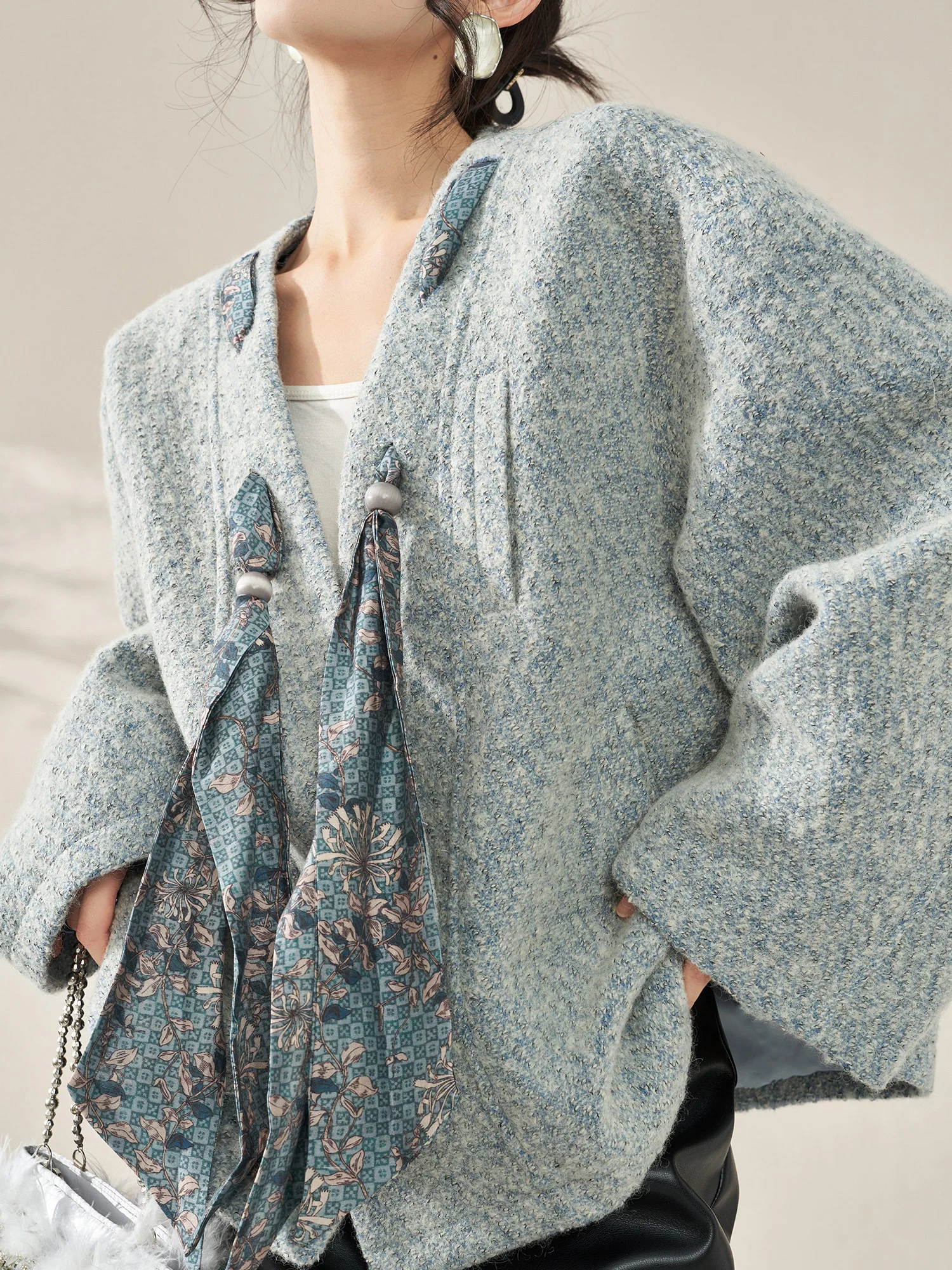 New Chinese Sle Women's Outerwear Flowing Era Autumn Winter 2025 adient Color Belted Coat Warm Casual Loose Fit V-Ne
New Chinese Sle Women's Outerwear Flowing Era Autumn Winter 2025 adient Color Belted Coat Warm Casual Loose Fit V-Ne