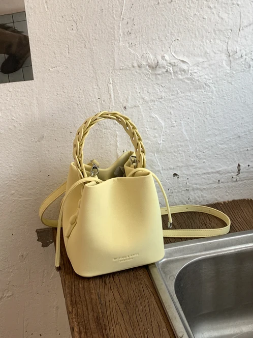 Exquisite Bucket Bag Women's Handwoven Wicker Crossbody Bag Fashionable Spring 2026 Youth Casual Single Strap Pure Color
Exquisite Bucket Bag Women's Handwoven Wicker Crossbody Bag Fashionable Spring 2026 Youth Casual Single Strap Pure Color