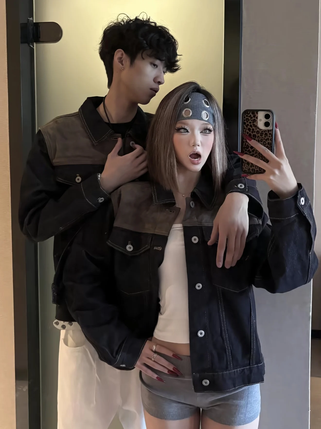 Ретро-куртка из американского денима с замшевыми вставками и воротником, свободного кроя, повседневная, универсальная верхняя одежда для мужчин и женщин
Ретро-куртка из американского денима с замшевыми вставками и воротником, свободного кроя, повседневная, универсальная верхняя одежда для мужчин и женщин