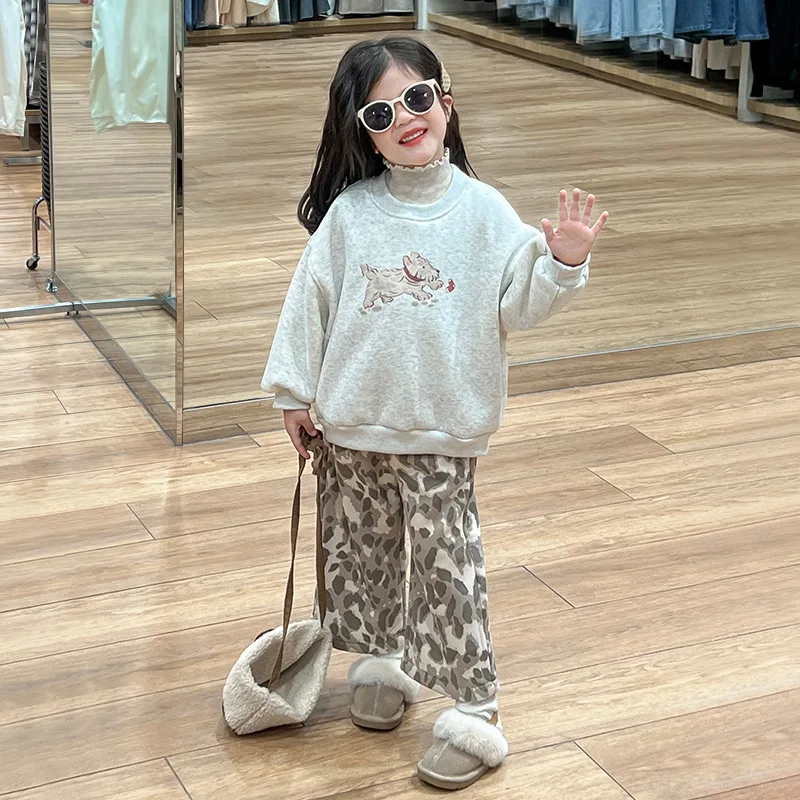 Girl Clothes Suit Korean Style Cartoon Dog Plus Fleece Hoodie 2024 Autumn New Fashion Fleece Leopard Pants 2-piece Set
Girl Clothes Suit Korean Style Cartoon Dog Plus Fleece Hoodie 2024 Autumn New Fashion Fleece Leopard Pants 2-piece Set