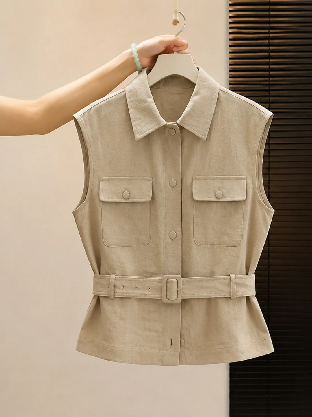 Slimming Neck Vest Women's Single Button Design Summer Fashion Commute Sleeveless Top Korean Style Straight Cut Silk
Slimming Neck Vest Women's Single Button Design Summer Fashion Commute Sleeveless Top Korean Style Straight Cut Silk