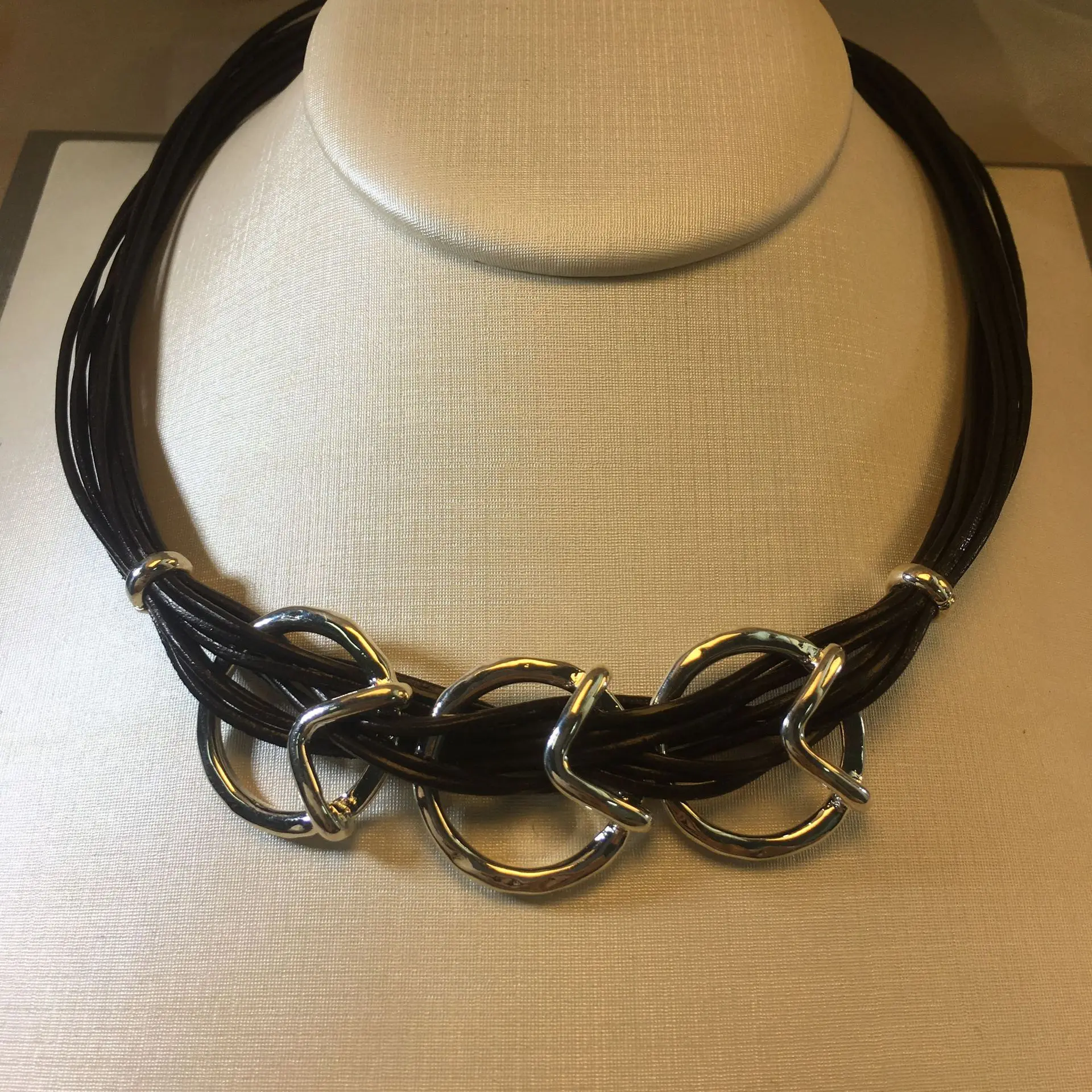 Изысканное колье из тканого кожаного веревки нового нишевого дизайна 2025 года, романтический подарок на День святого Валентина.
Изысканное колье из тканого кожаного веревки нового нишевого дизайна 2025 года, романтический подарок на День святого Валентина.