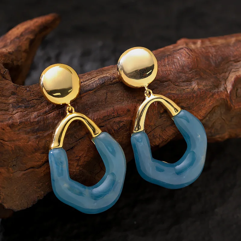 Fashionable, exquisite, simple, irregular hollow geometric resin earrings, fashionable and personalized holiday style earrings
Fashionable, exquisite, simple, irregular hollow geometric resin earrings, fashionable and personalized holiday style earrings