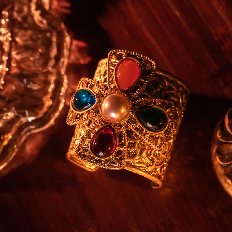 Medieval Court Hollowed Out Gold-plated Cross Gemstone Women's Bracelet Designer Luxurious Pearl Gemstone Charm Women's Bangles
Medieval Court Hollowed Out Gold-plated Cross Gemstone Women's Bracelet Designer Luxurious Pearl Gemstone Charm Women's Bangles