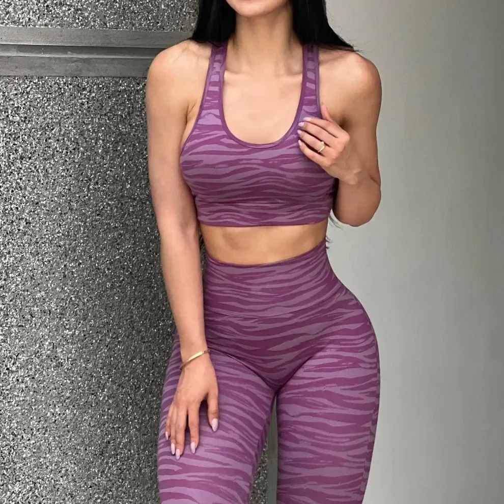 Женский комплект для йоги, спортивный бюстгальтер с животным принтом и леггинсы с высокой талией, комплект из двух предметов для фитнеса, влагоотводящая эластичная одежда для спортзала
Женский комплект для йоги, спортивный бюстгальтер с животным принтом и леггинсы с высокой талией, комплект из двух предметов для фитнеса, влагоотводящая эластичная одежда для спортзала