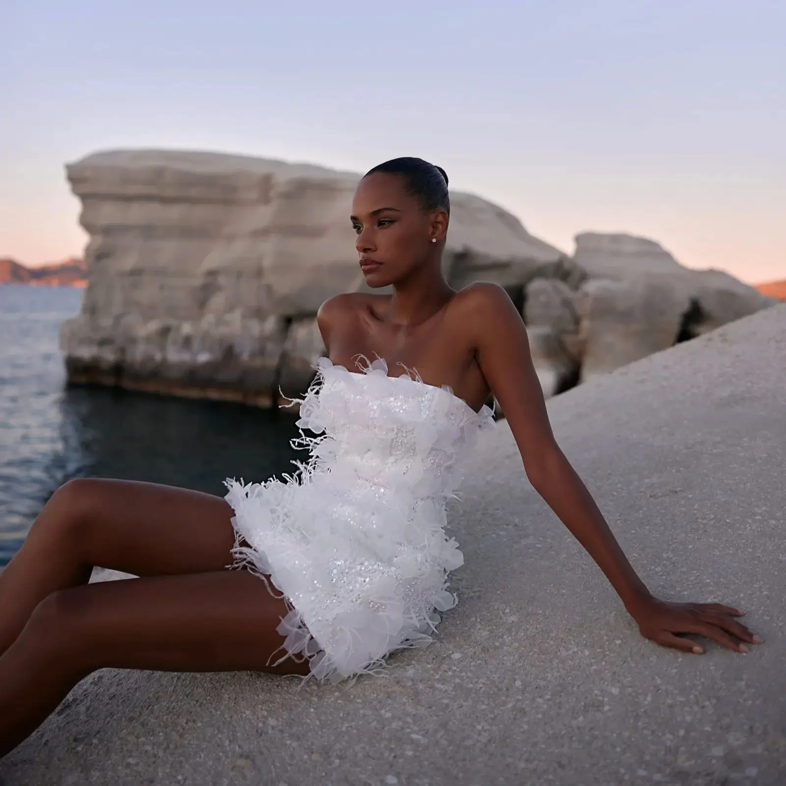 Shiny Short Wedding Dresses Strapless Vestido de Soriee with Luxury Lace Appliques Customized Women Mini Bridal Gowns
Shiny Short Wedding Dresses Strapless Vestido de Soriee with Luxury Lace Appliques Customized Women Mini Bridal Gowns