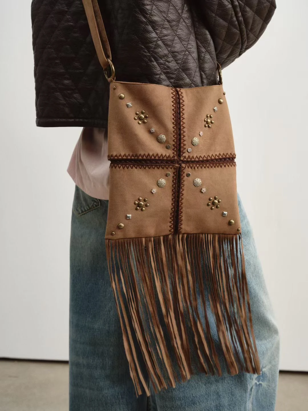 American Retro Suede Suede Leather Square Women's Bag With Metal Rivets And Tassels, Personalized Single Shoulder Crossbody Bags
American Retro Suede Suede Leather Square Women's Bag With Metal Rivets And Tassels, Personalized Single Shoulder Crossbody Bags
