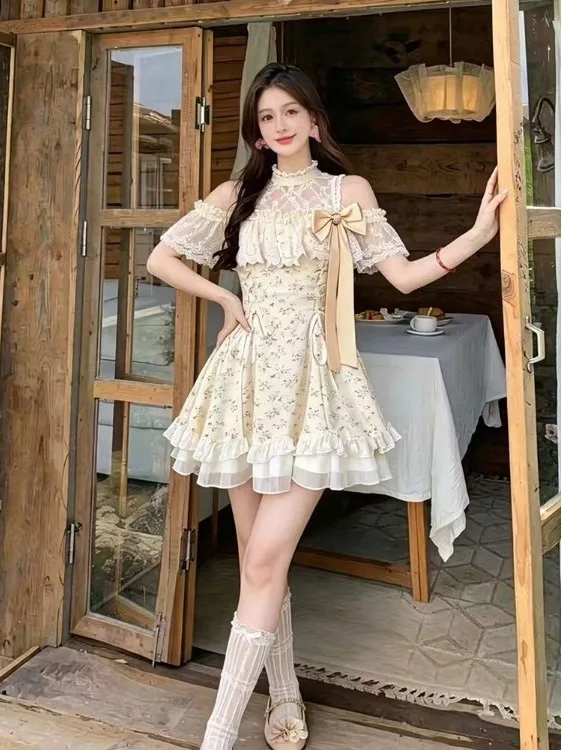 Unique Floral Patchwork Halter Princess Skirt Summer Breathable Short Sleeve Women's Dress French Style Puffy Skirt for Date
Unique Floral Patchwork Halter Princess Skirt Summer Breathable Short Sleeve Women's Dress French Style Puffy Skirt for Date