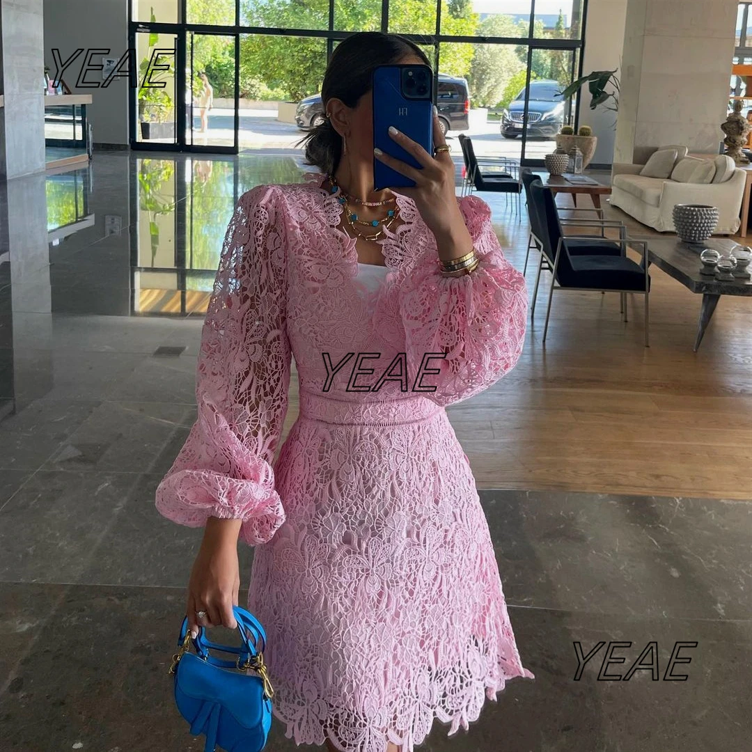 Santorini Pink Lace Short Prom Dresses Long Sleeves V Neck Cocktail Party Mini Night Club Gowns Zipper Back Homecoming Dress
Santorini Pink Lace Short Prom Dresses Long Sleeves V Neck Cocktail Party Mini Night Club Gowns Zipper Back Homecoming Dress