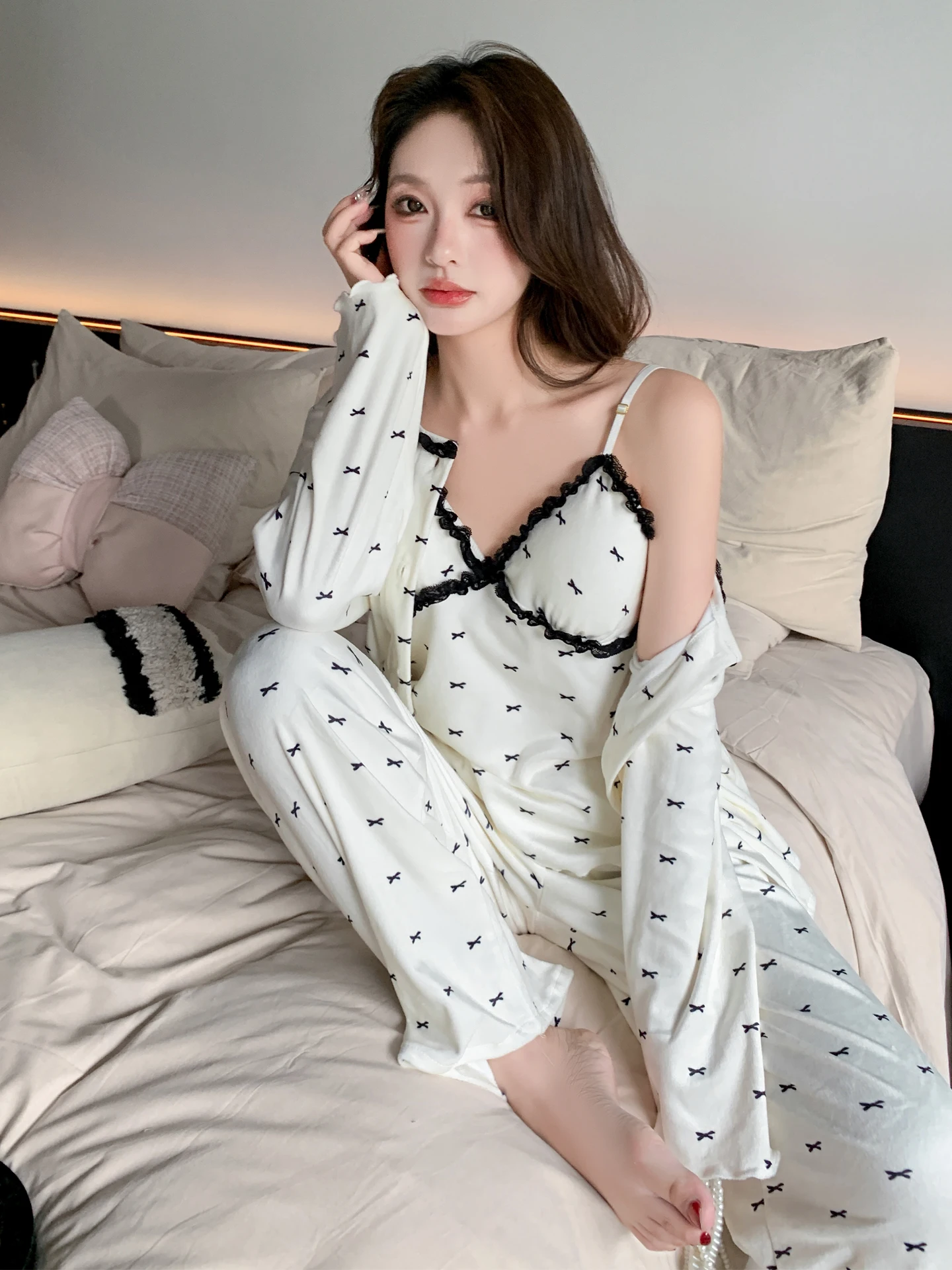 Комплект домашней одежды Ele Long Sve из бархата для женщин с кружевной отделкой и узлом, зимняя коллекция
Комплект домашней одежды Ele Long Sve из бархата для женщин с кружевной отделкой и узлом, зимняя коллекция