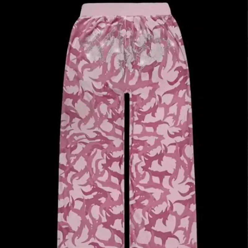 Embellished with unique rhinestones, high-waisted trousers effortlessly create a retro street style.
Embellished with unique rhinestones, high-waisted trousers effortlessly create a retro street style.
