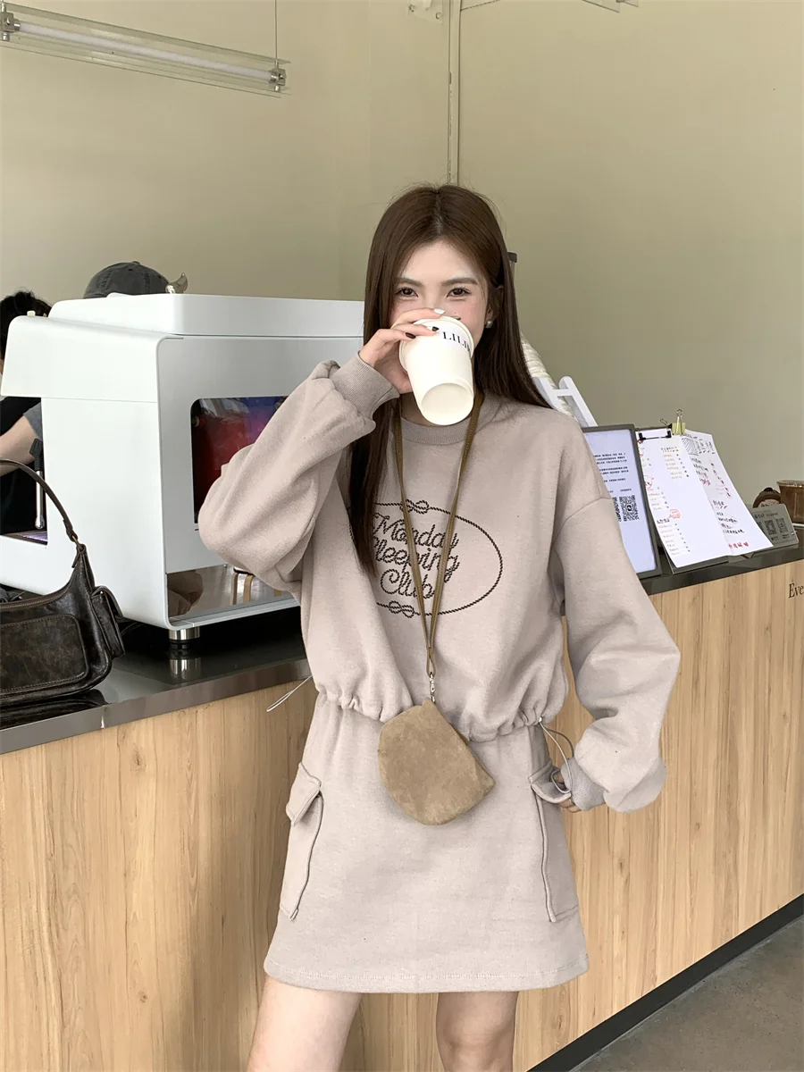 2024 New American Style Retro Casual Printed Velvet Drawstring Sweatshirt + Slim Pocket Skirt Two Piece Sets Women's Outifits
2024 New American Style Retro Casual Printed Velvet Drawstring Sweatshirt + Slim Pocket Skirt Two Piece Sets Women's Outifits