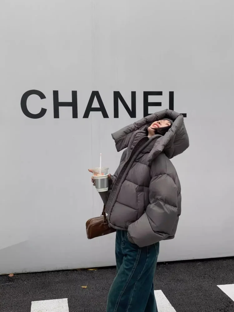 Корейская свободная хлопковая куртка с капюшоном для женщин, утепленная, теплая, объемная, из полиэфирного волокна
Корейская свободная хлопковая куртка с капюшоном для женщин, утепленная, теплая, объемная, из полиэфирного волокна