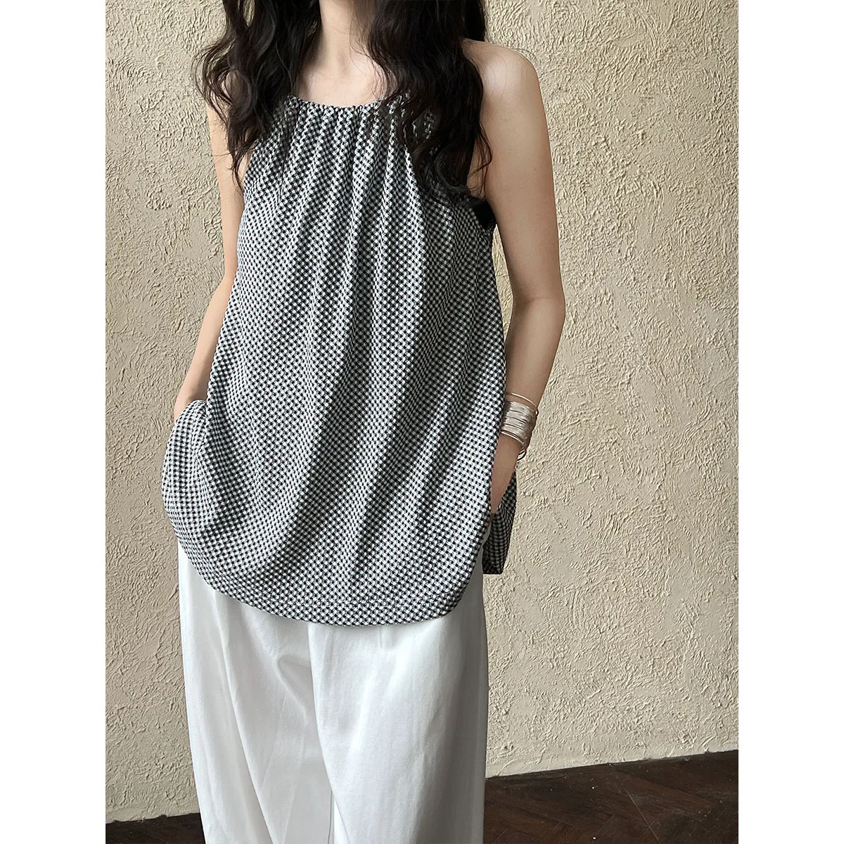 French Classic Sleeveless Camisole Plaid Top, Women's Summer New Style, High-end Loose Vest
French Classic Sleeveless Camisole Plaid Top, Women's Summer New Style, High-end Loose Vest