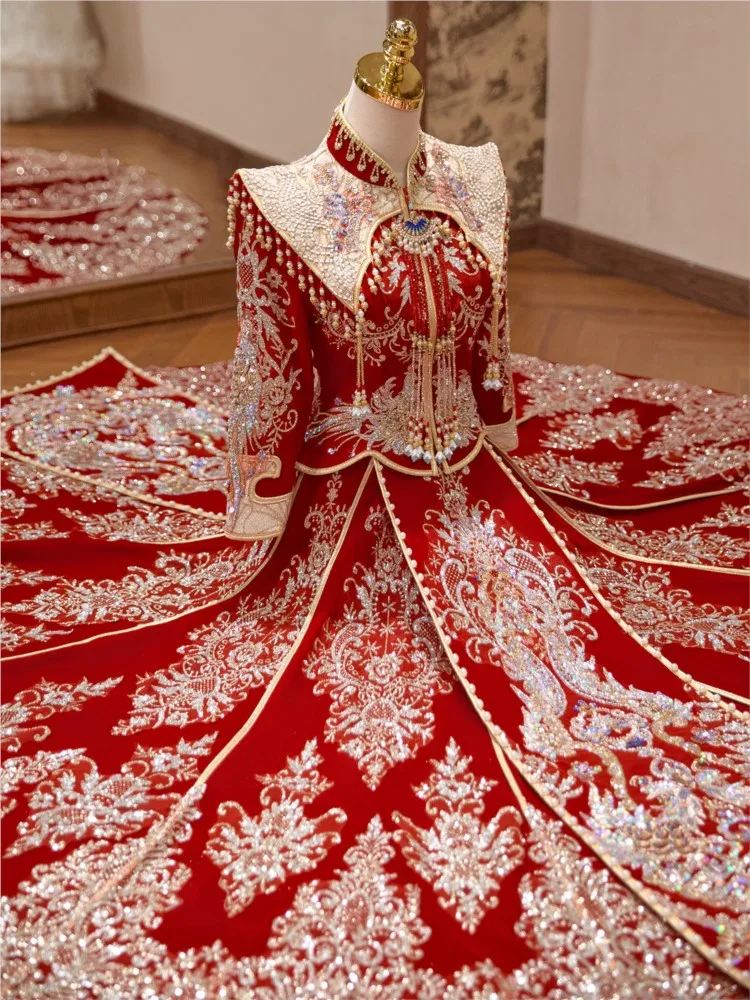 Luxurious phoenix crown and red wedding dress Chinese-style heavy industry
Luxurious phoenix crown and red wedding dress Chinese-style heavy industry