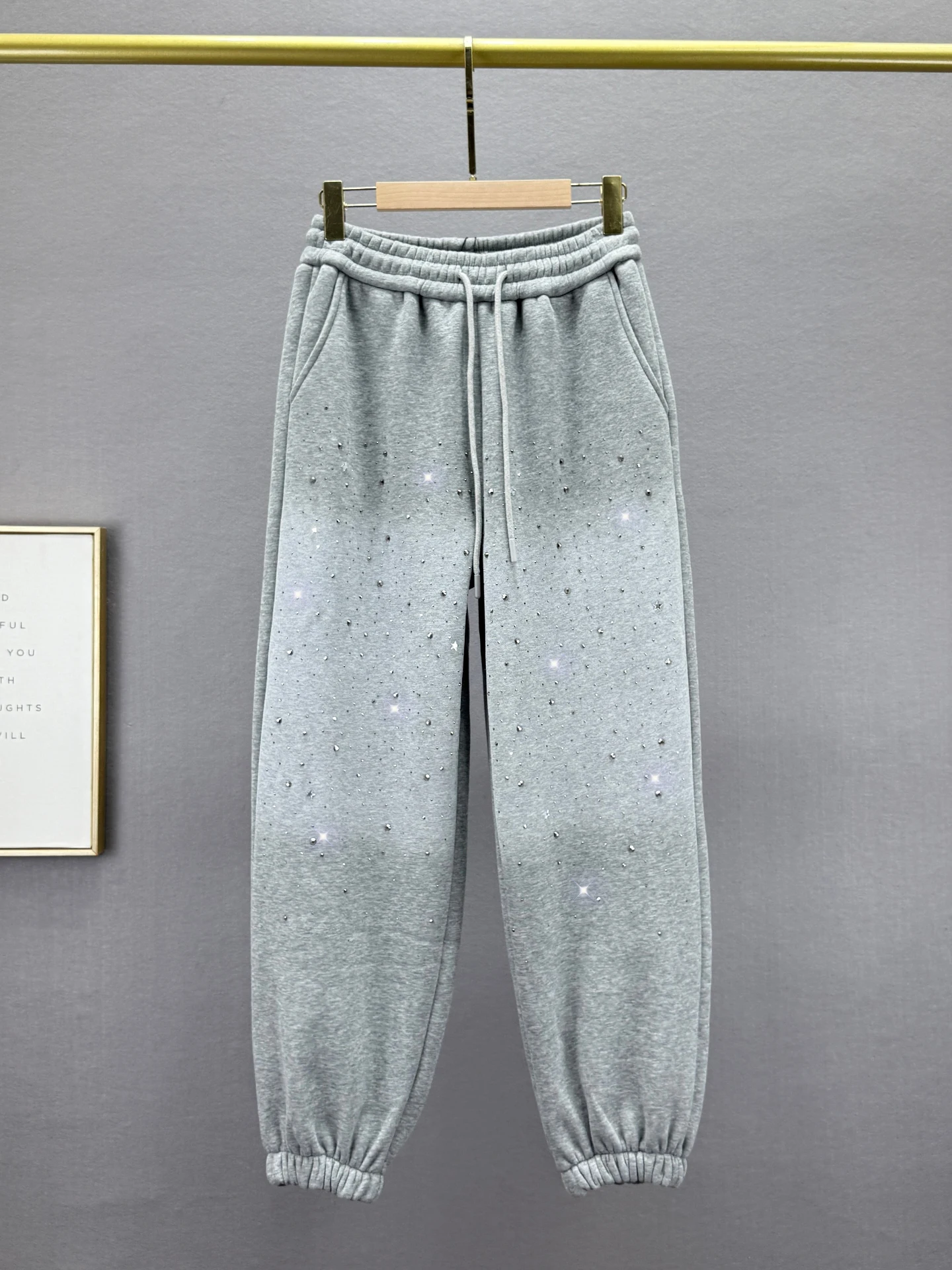 Утепленные женские повседневные брюки с высокой талией, зимние, новые, свободного кроя, облегающие, с термообработкой, с манжетами
Утепленные женские повседневные брюки с высокой талией, зимние, новые, свободного кроя, облегающие, с термообработкой, с манжетами