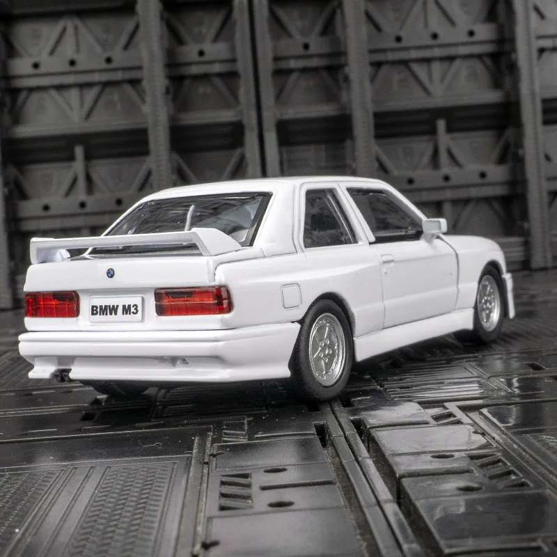 Модель автомобиля BMW M3 E3 1987 года в ретро-стиле, масштаб 1:36, с открывающимися дверями с обеих сторон, детализированная.
Модель автомобиля BMW M3 E3 1987 года в ретро-стиле, масштаб 1:36, с открывающимися дверями с обеих сторон, детализированная.