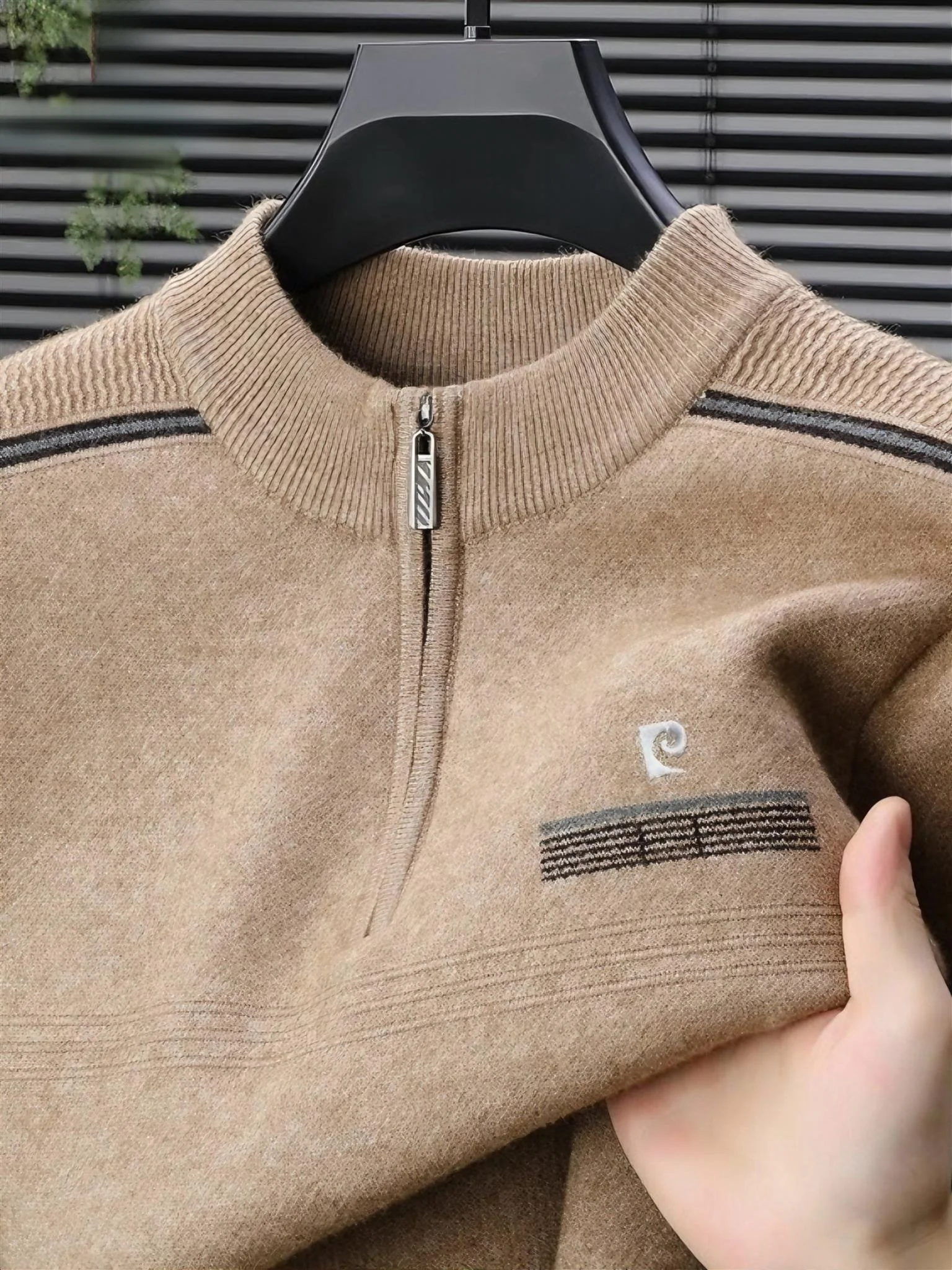 Pierre Cardin Men's Zip Collar Camere Sweater Winter Faion Casual Knitted Wool Sweater Thiened Long Sve round Ne Logo
Pierre Cardin Men's Zip Collar Camere Sweater Winter Faion Casual Knitted Wool Sweater Thiened Long Sve round Ne Logo