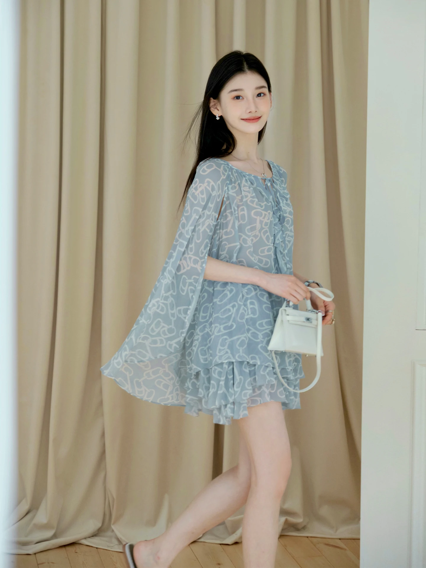 Комплект из двух предметов ChillCozy: эксклюзивный шелковый жоржет с цепным принтом, топ с воротником-хомутом и женская элегантная куртка с длинными рукавами и капюшоном
Комплект из двух предметов ChillCozy: эксклюзивный шелковый жоржет с цепным принтом, топ с воротником-хомутом и женская элегантная куртка с длинными рукавами и капюшоном