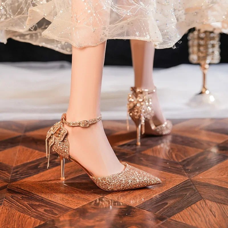 2024 Summer Women Pumps Luxury Pointed Toe Rhinestone Bow Chain Sequin High Heel Sandals Banquet Dress Wedding High Heels
2024 Summer Women Pumps Luxury Pointed Toe Rhinestone Bow Chain Sequin High Heel Sandals Banquet Dress Wedding High Heels